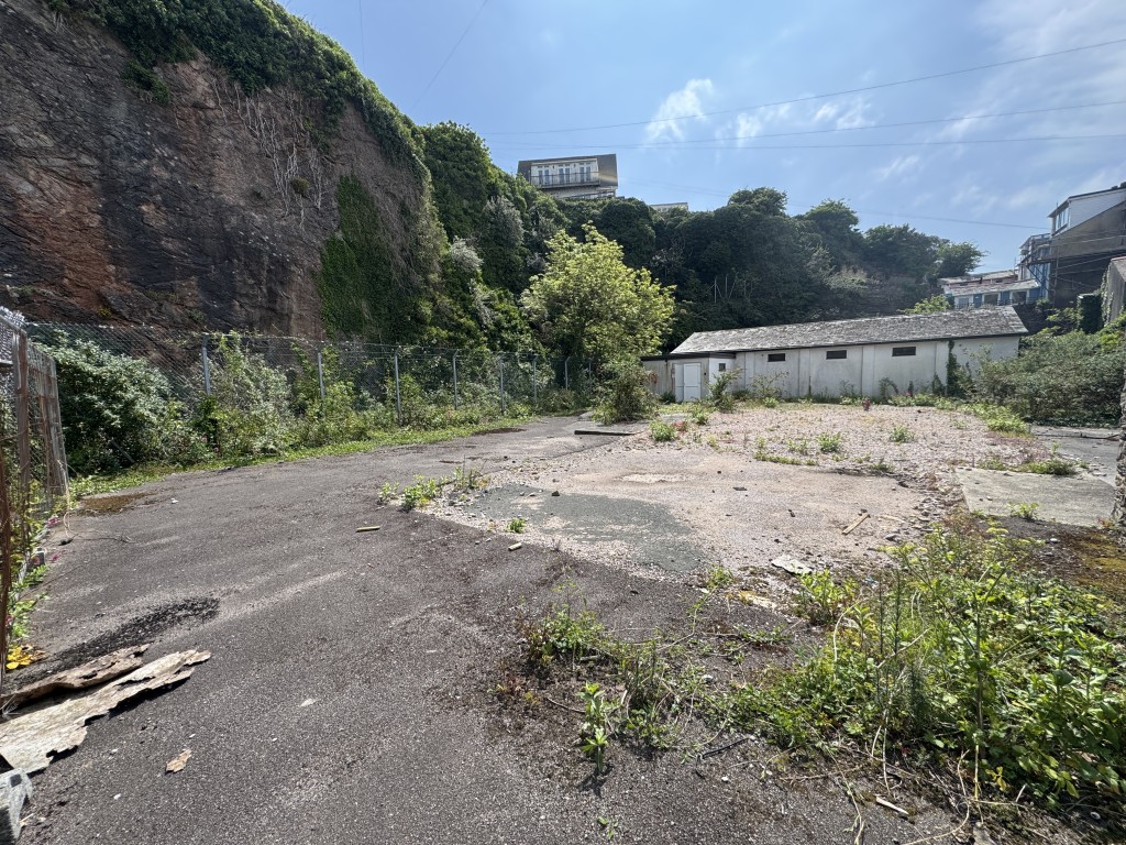 Lot: 84 - DETACHED COMMERCIAL UNIT ON GOOD SIZE PLOT WITH POTENTIAL - View of land and building